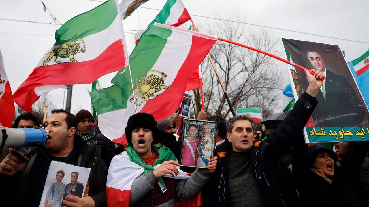 Iranische Flaggen aus Zeit vor der islamischen Revolution