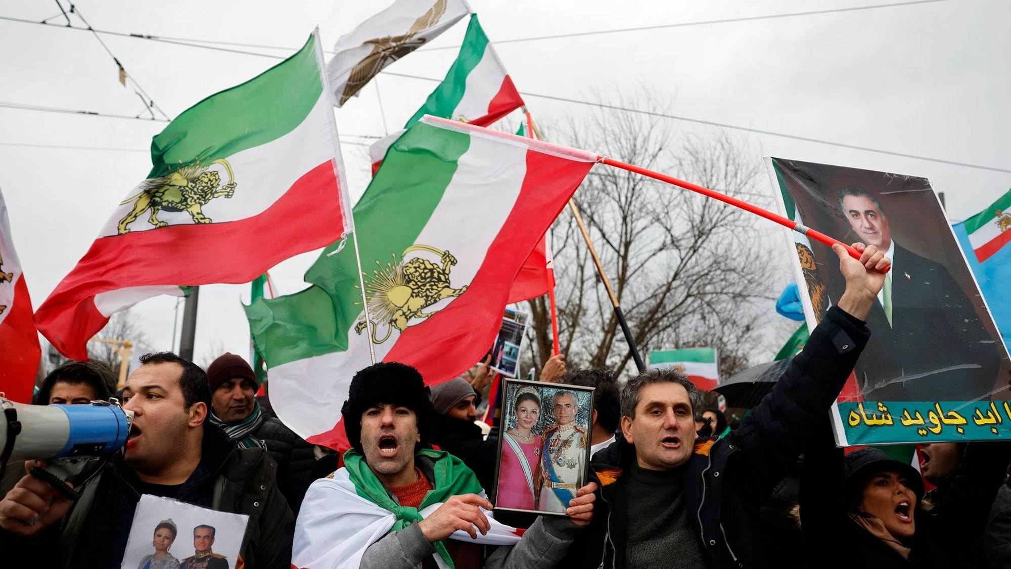 Iranische Flaggen aus Zeit vor der islamischen Revolution