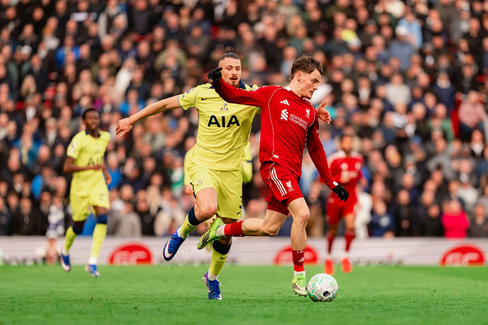 Florian Wirtz für den FC Liverpool am Ball