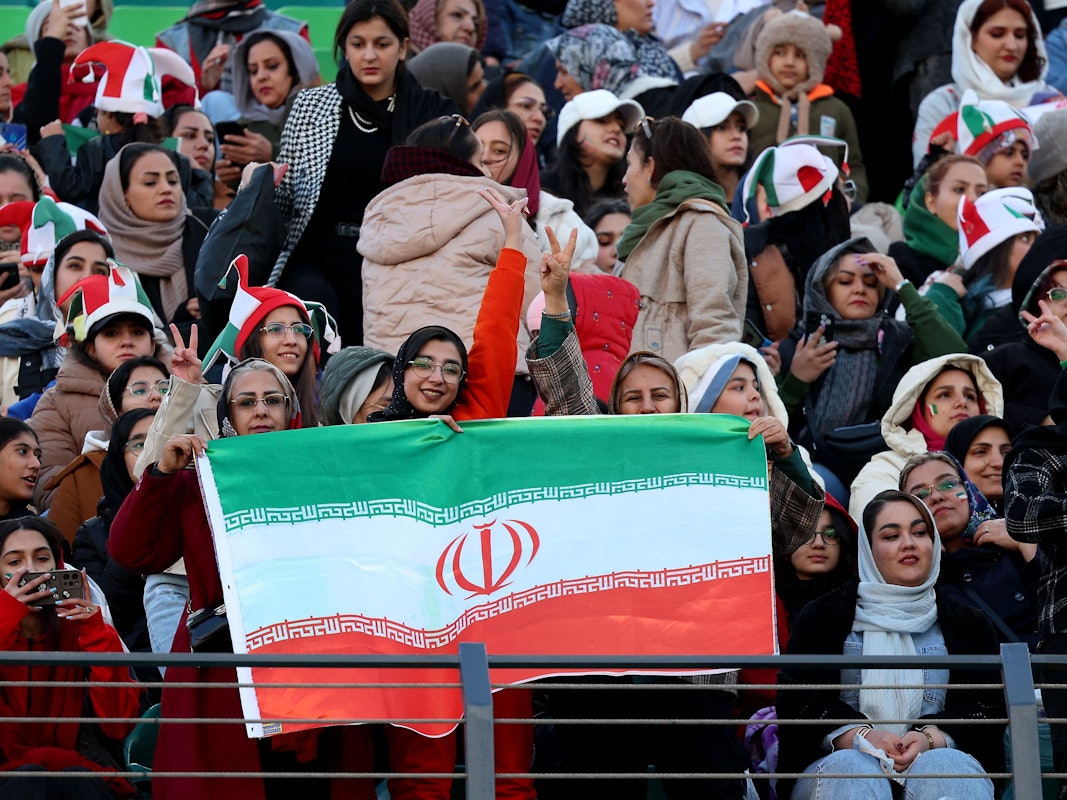 Fußballfans jubeln.