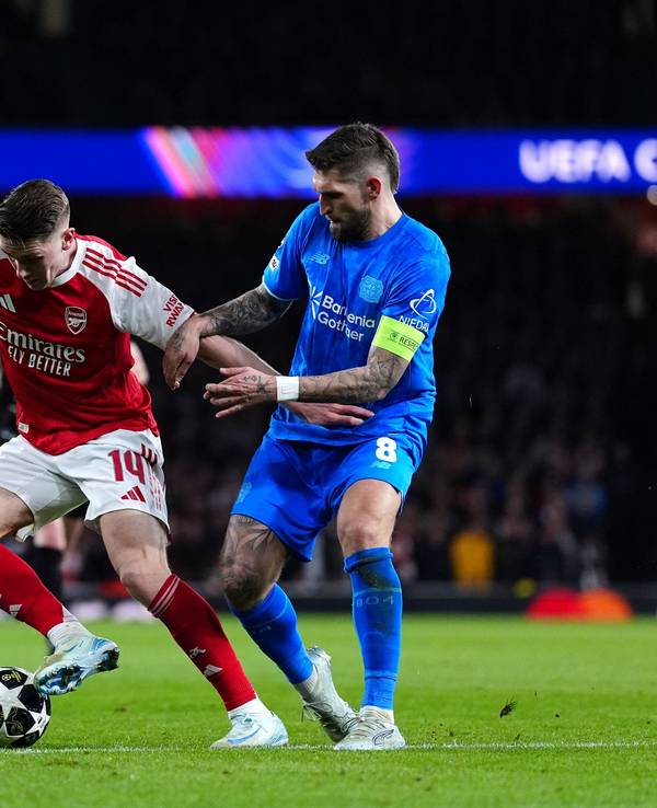 Viktor Gyökeres (l.) von Arsenal und Robert Andrich von Bayer Leverkusen kämpfen um den Ball.
