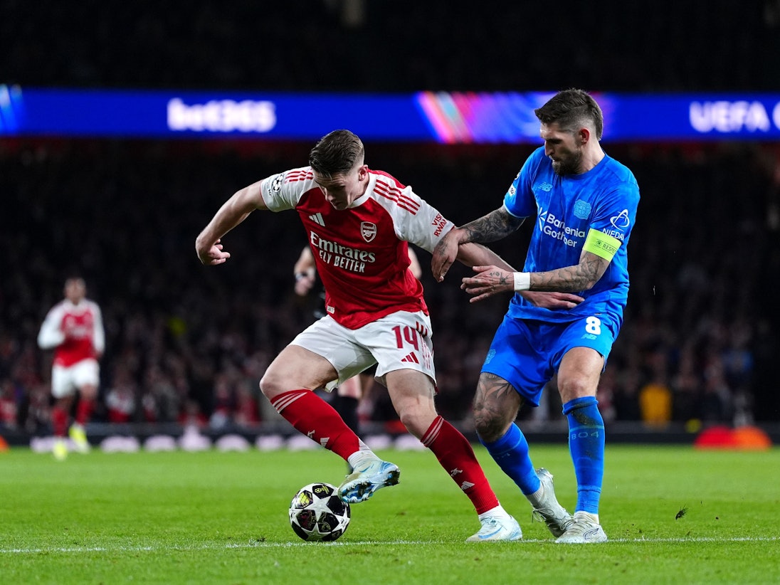 Viktor Gyökeres (l.) von Arsenal und Robert Andrich von Bayer Leverkusen kämpfen um den Ball.