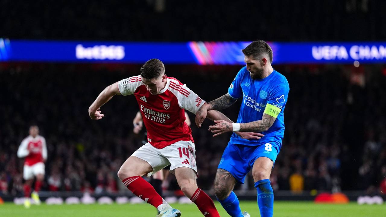 Viktor Gyökeres (l.) von Arsenal und Robert Andrich von Bayer Leverkusen kämpfen um den Ball.