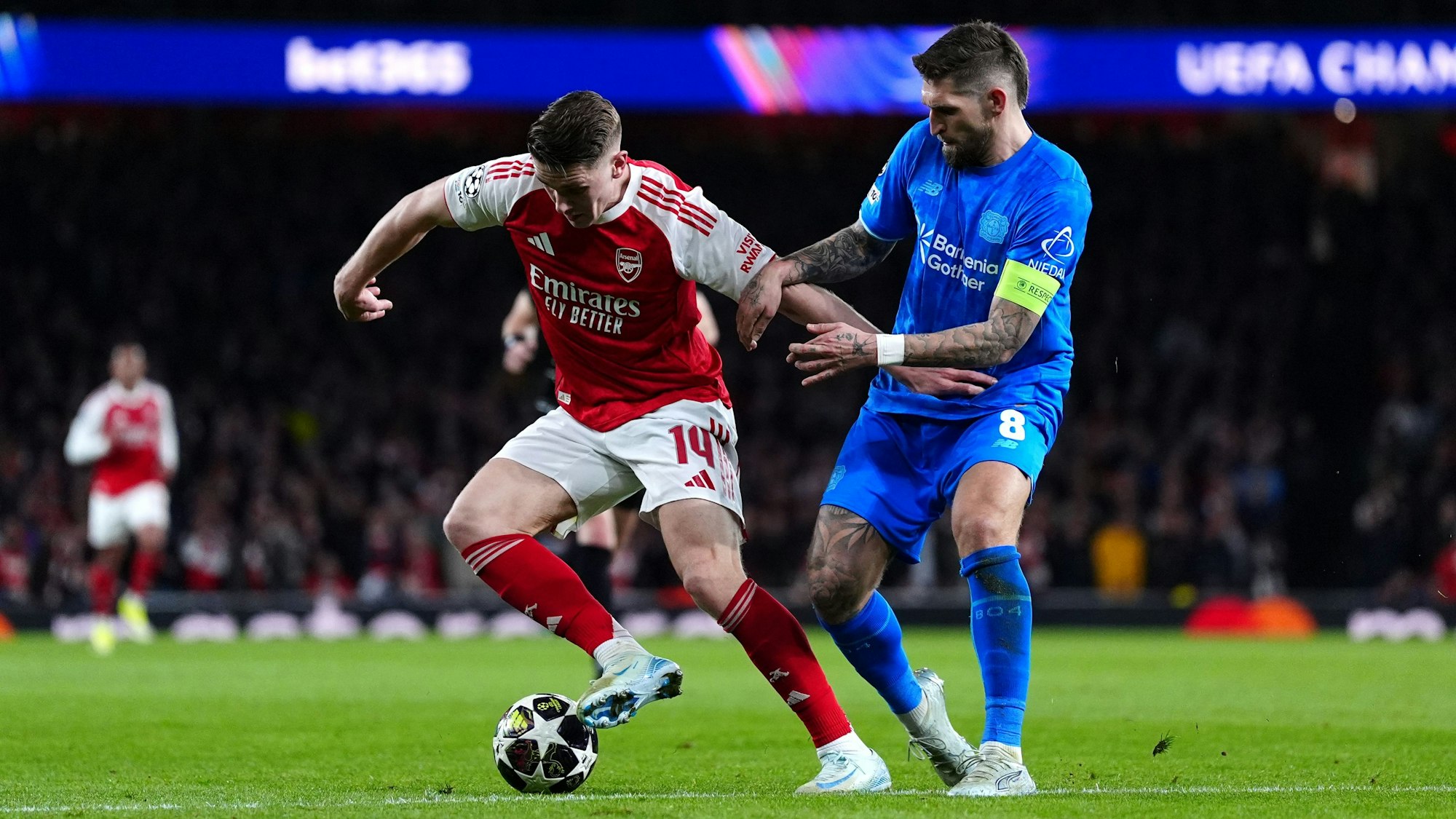 Viktor Gyökeres (l.) von Arsenal und Robert Andrich von Bayer Leverkusen kämpfen um den Ball.