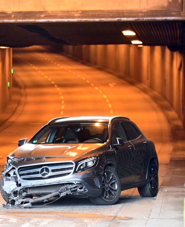 Im Rheinufertunnel (Richtung Süden) hat es am Dienstagmorgen einen Unfall gegeben. Beteiligt war unter anderem ein Mercedes.