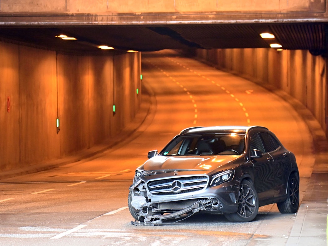 Im Rheinufertunnel (Richtung Süden) hat es am Dienstagmorgen einen Unfall gegeben. Beteiligt war unter anderem ein Mercedes.