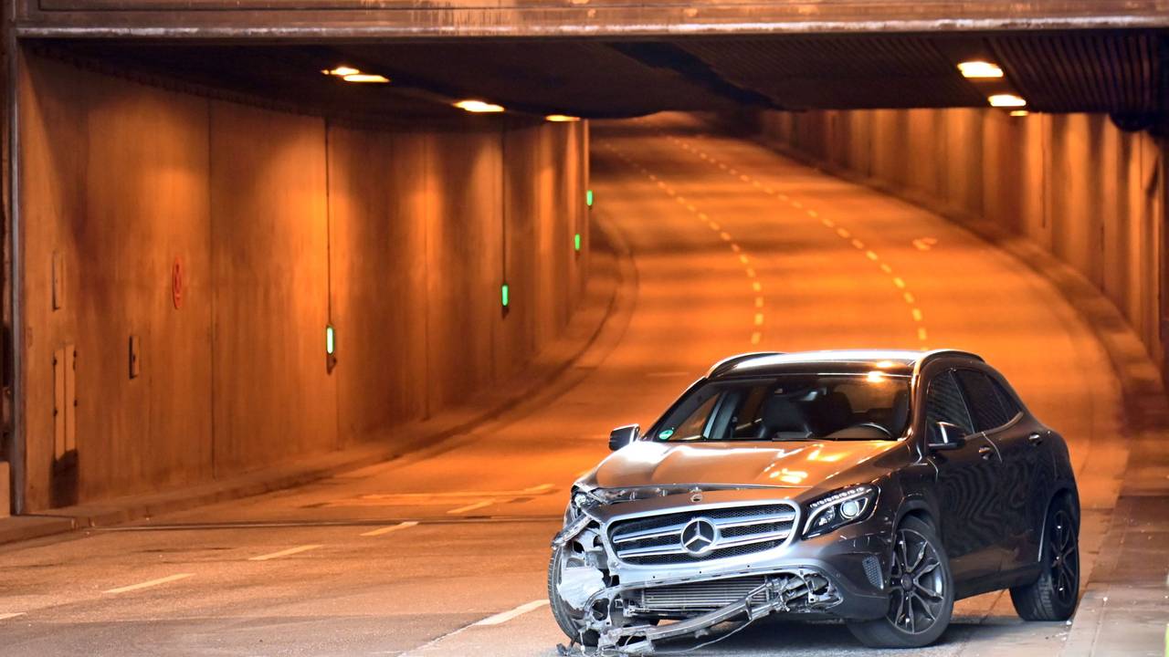 Im Rheinufertunnel (Richtung Süden) hat es am Dienstagmorgen einen Unfall gegeben. Beteiligt war unter anderem ein Mercedes.