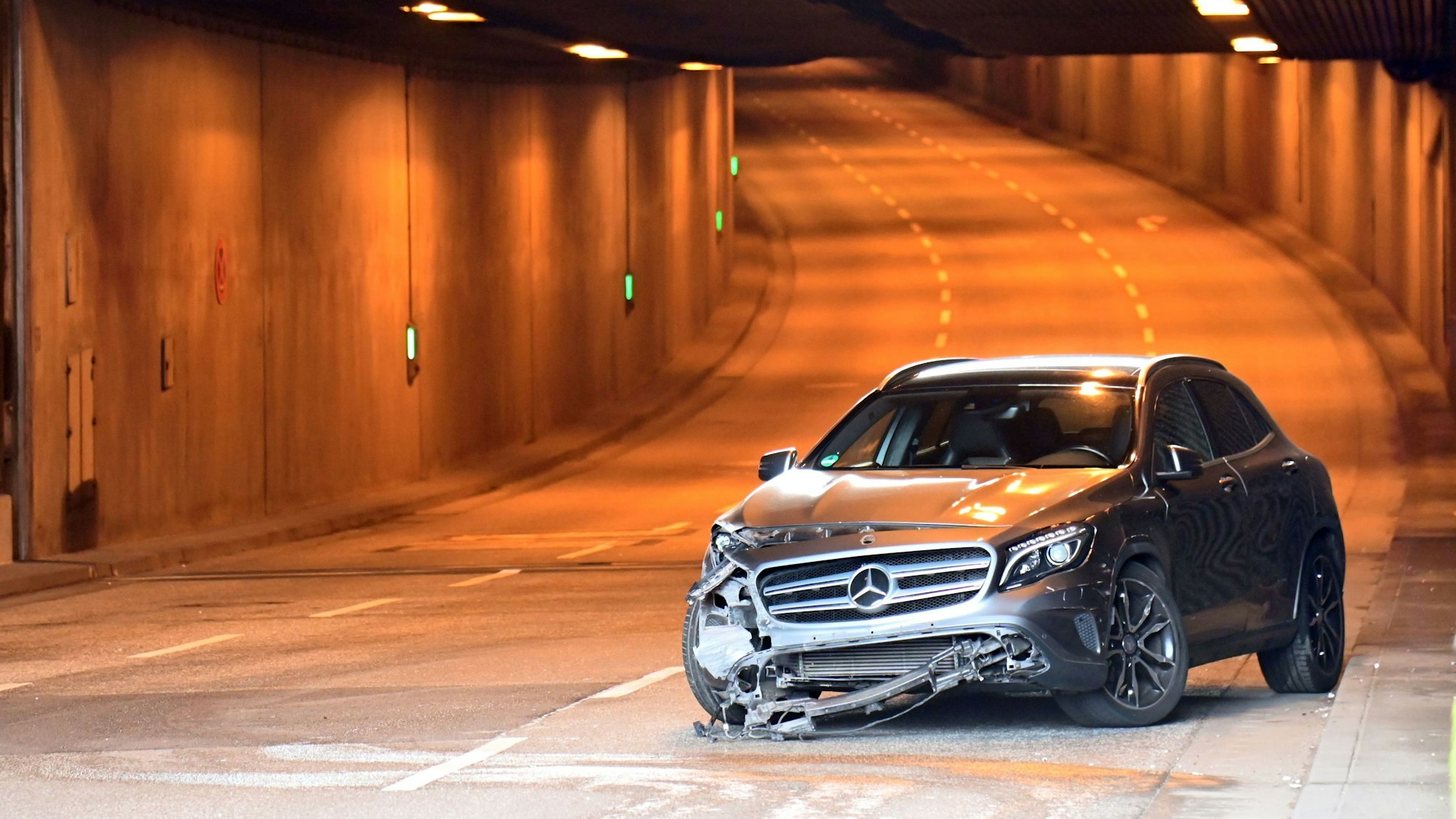 Im Rheinufertunnel (Richtung Süden) hat es am Dienstagmorgen einen Unfall gegeben. Beteiligt war unter anderem ein Mercedes.