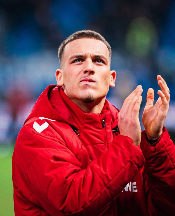 Said El Mala bedankt sich klatschend bei den Fans.
