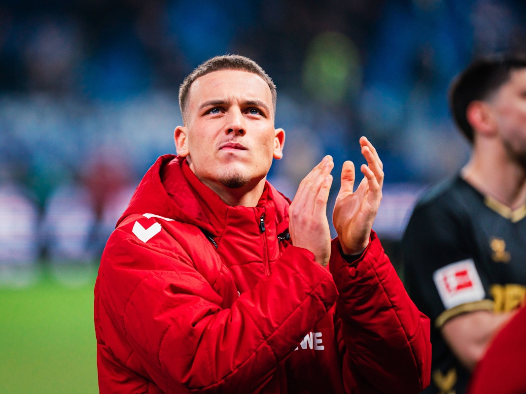 Said El Mala bedankt sich klatschend bei den Fans.