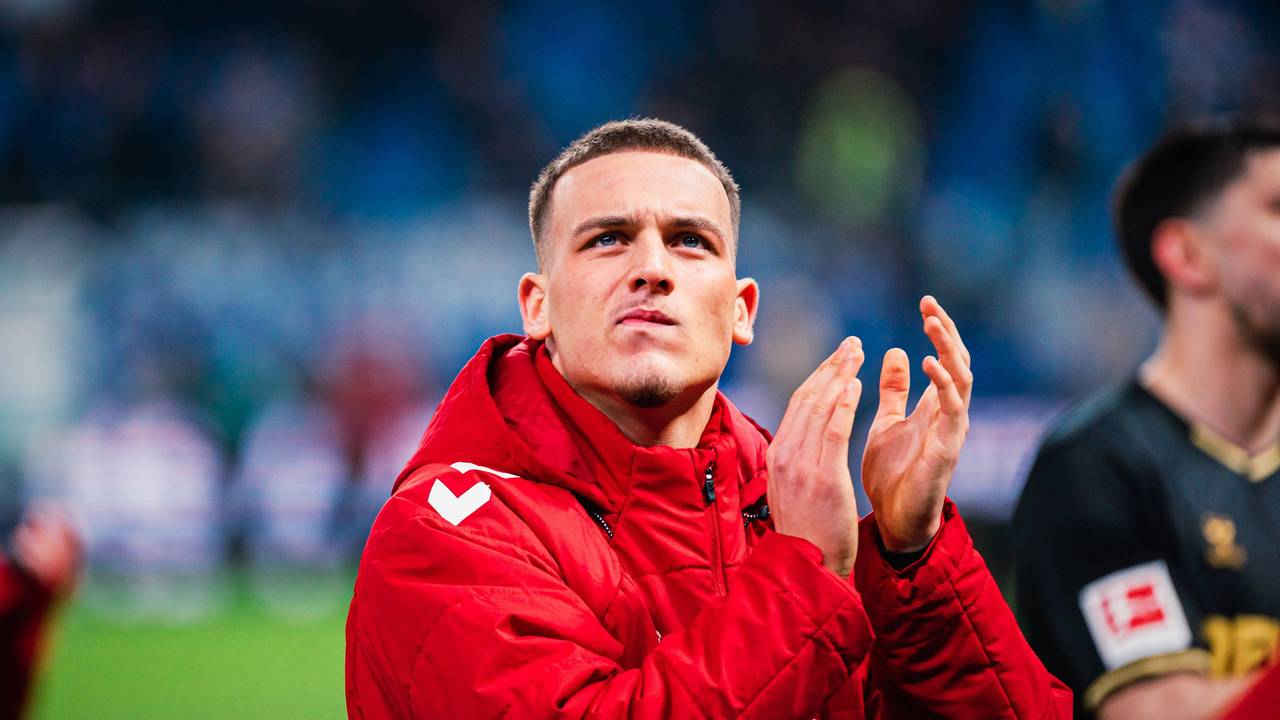 Said El Mala bedankt sich klatschend bei den Fans.