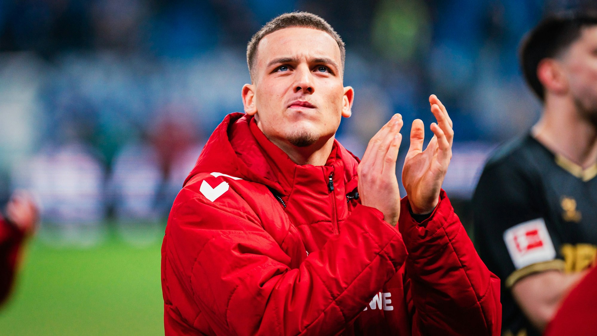 Said El Mala bedankt sich klatschend bei den Fans.