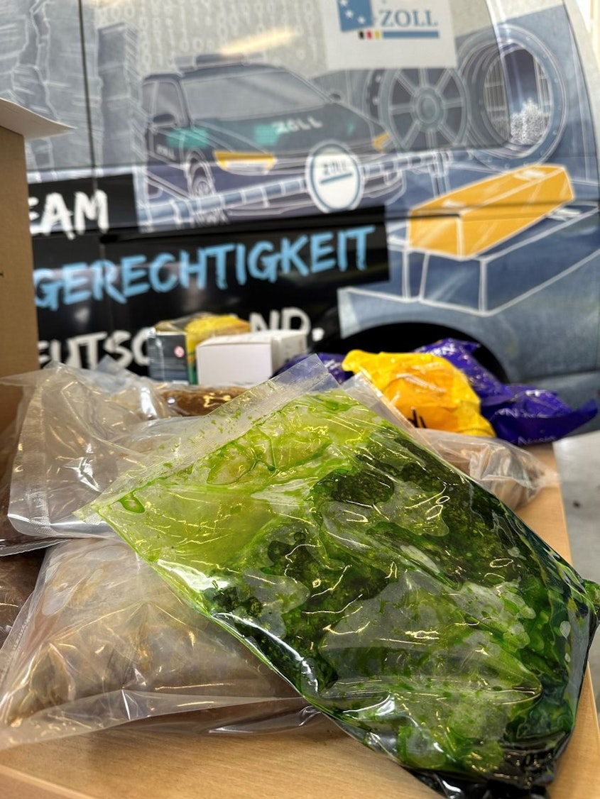 Kölner Zoll stellt über eine Tonne Shisha-Tabak sicher.