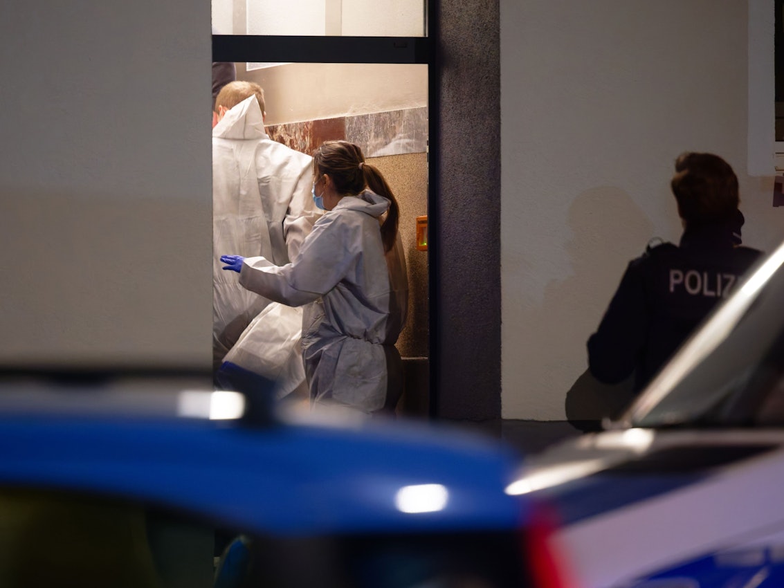 Mitarbeitende der Spurensicherung gehen in ein Haus.