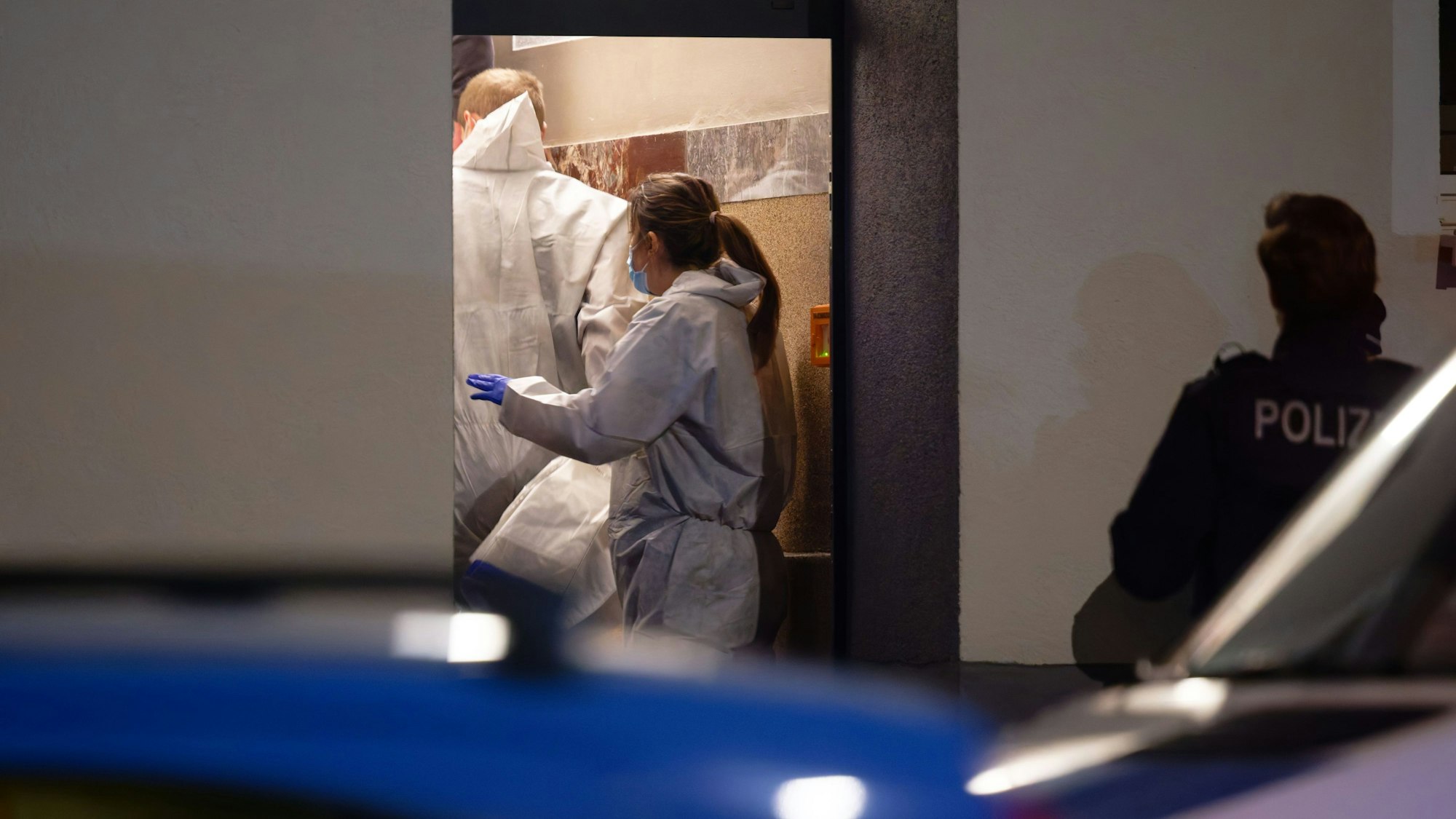 Einsatzkräfte der Polizei bei der Spurensicherung (Symbolfoto)