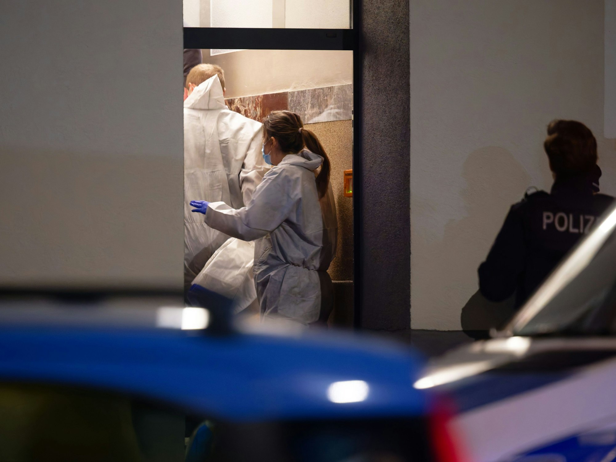 Mitarbeitende der Spurensicherung gehen in ein Haus.