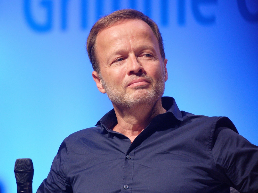 Der Moderator Georg Restle sitzt auf der Bühne bei der Verleihung Grimme Online Awards.