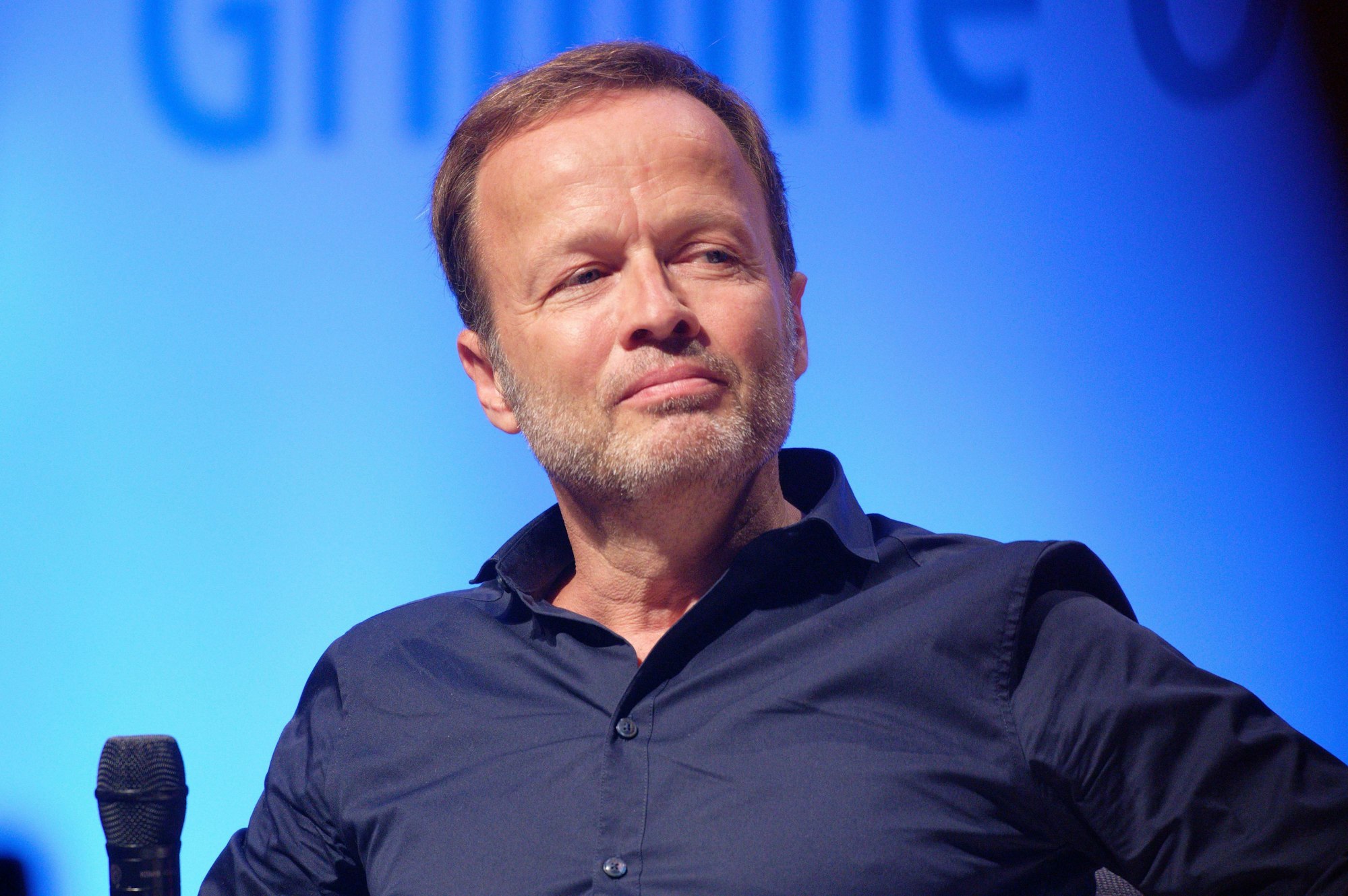 Der Moderator Georg Restle sitzt auf der Bühne bei der Verleihung Grimme Online Awards.