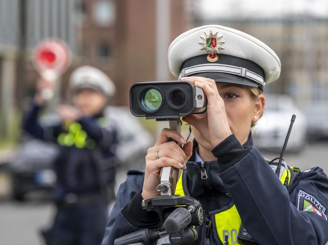 Eine mobile Radarfalle der Polizei am Straßenrand.