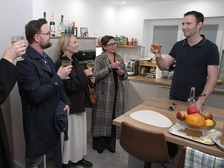 Mit einem Franciacorta will Eugenio (rechts) seine Gäste (von links) Alina, Robert, Radost und Lilia in Stimmung bringen.
(Bild: RTL)