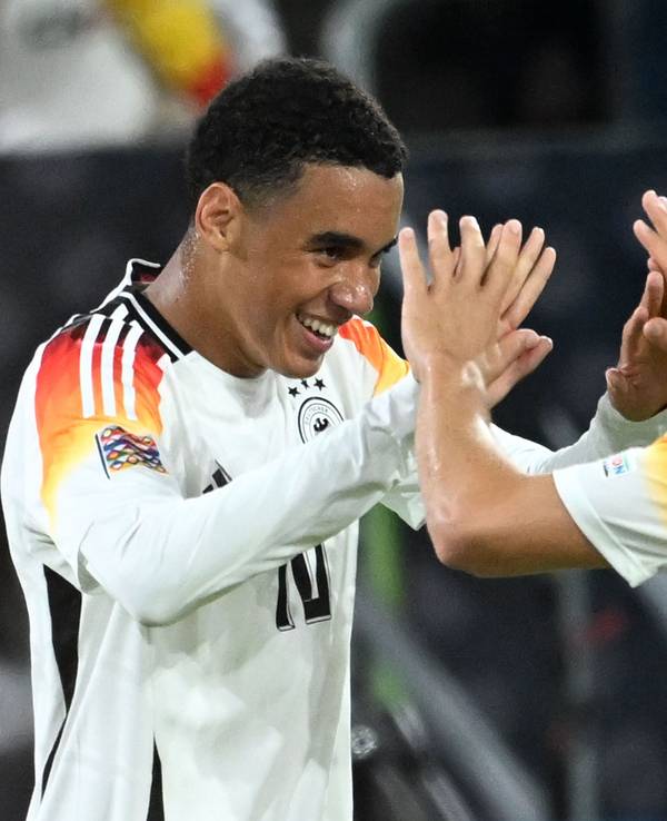 Deutschlands Jamal Musiala (l.) jubelt mit Deutschlands Florian Wirtz über seinen Treffer zum 2:0.