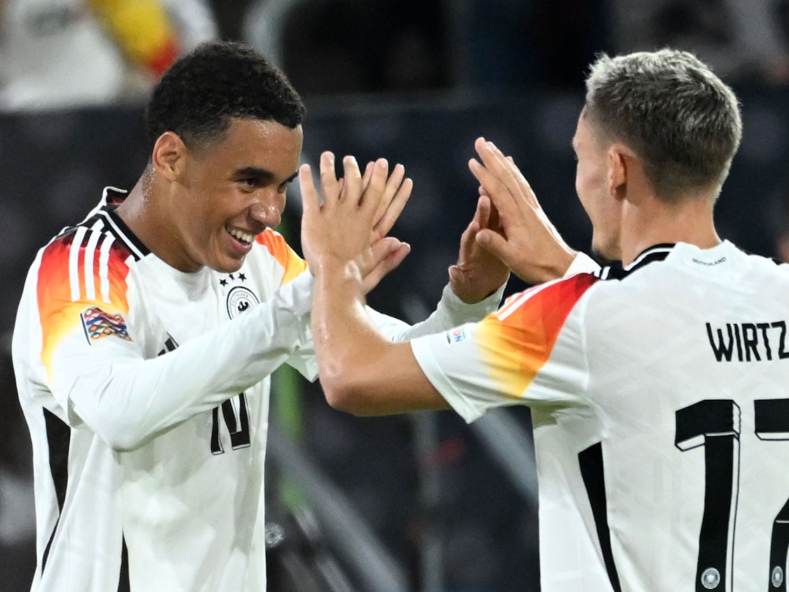 Deutschlands Jamal Musiala (l.) jubelt mit Deutschlands Florian Wirtz über seinen Treffer zum 2:0.