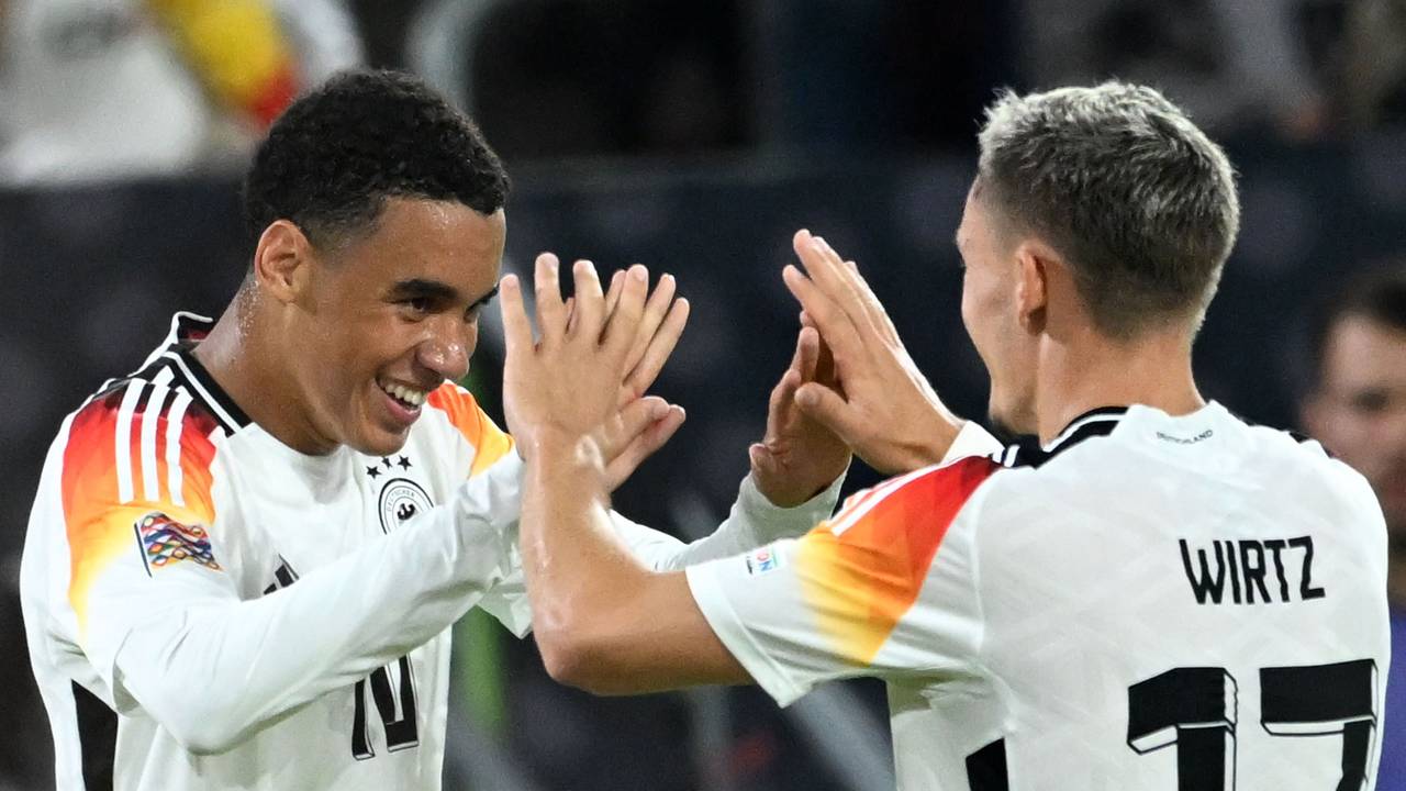 Deutschlands Jamal Musiala (l.) jubelt mit Deutschlands Florian Wirtz über seinen Treffer zum 2:0.