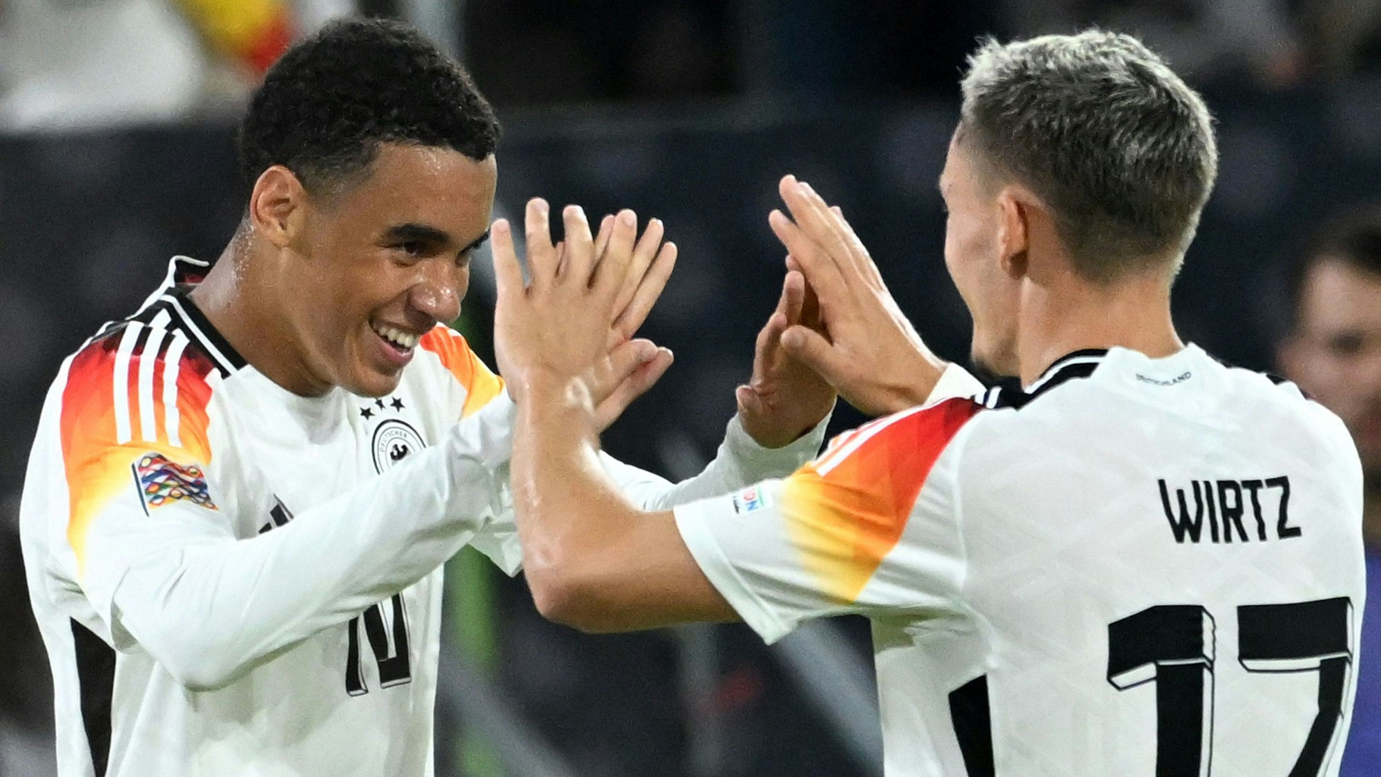 Deutschlands Jamal Musiala (l.) jubelt mit Deutschlands Florian Wirtz über seinen Treffer zum 2:0.