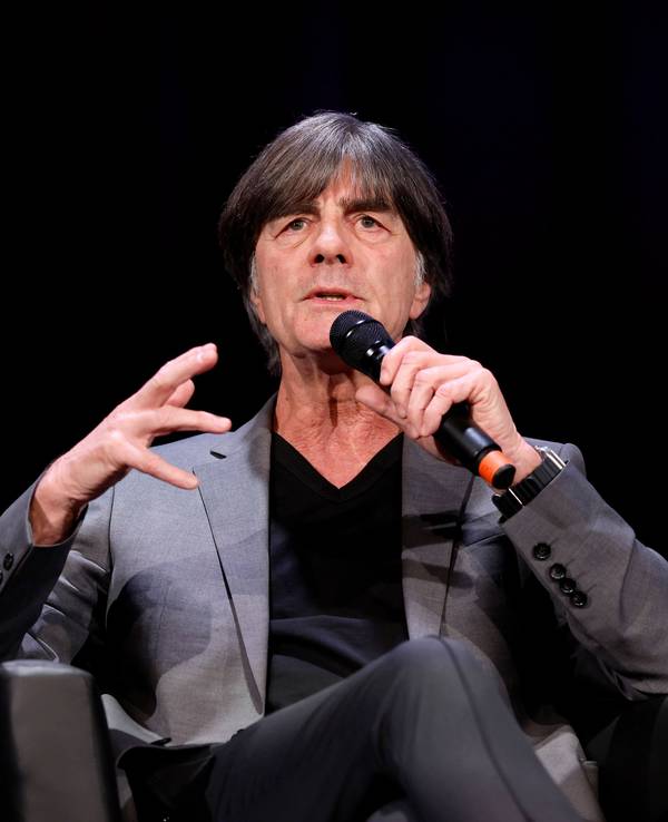 Fußballtrainer Joachim Löw bei einer Talkrunde.