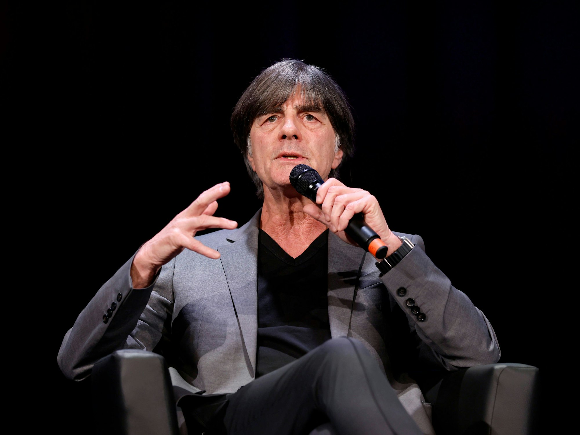 Fußballtrainer Joachim Löw bei einer Talkrunde.