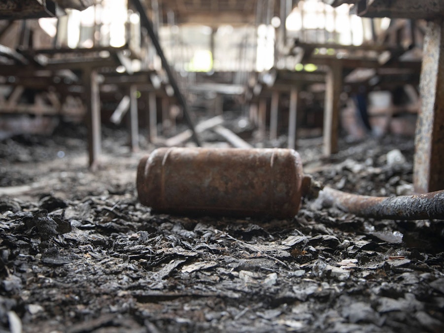 Ausgebrannter Bus innen, verkohlte Überreste
