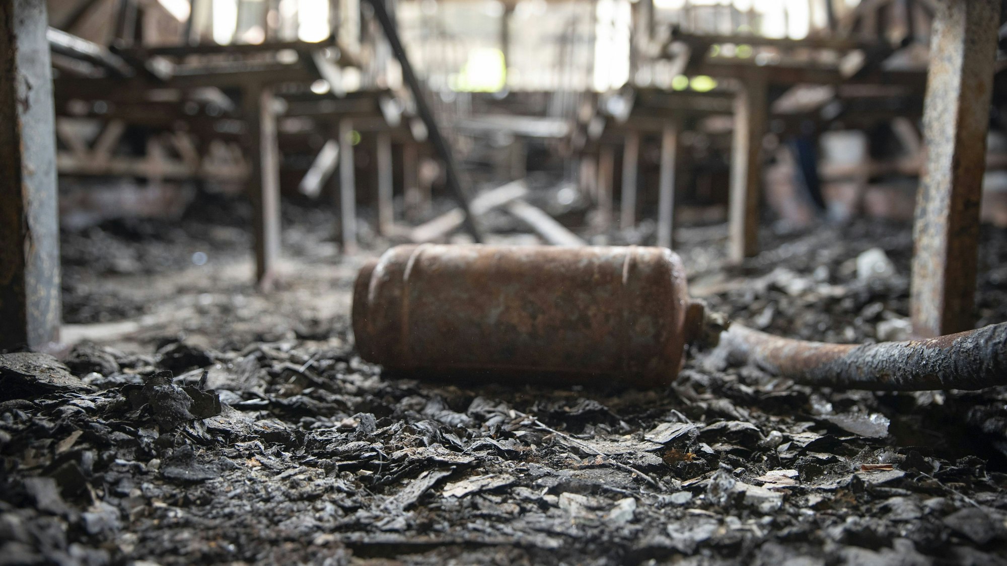 Ausgebrannter Bus innen, verkohlte Überreste