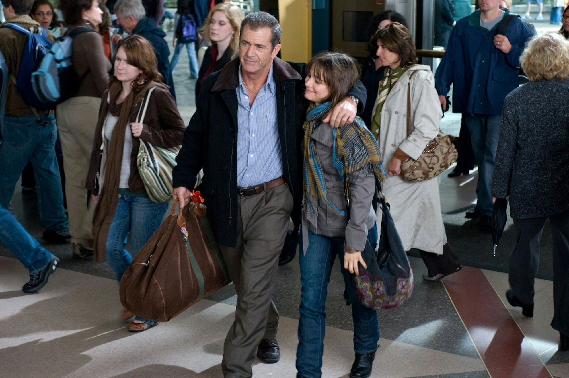 Da war die Welt noch in Ordnung: Als Thomas Craven (Mel Gibson) seine Tochter Emma (Bojana Novakovic) vom Bostoner Flughafen abholt, ahnt er noch nichts von ihren Verwicklungen in eine große Waffenverschwörung. (Bild: Universal)
