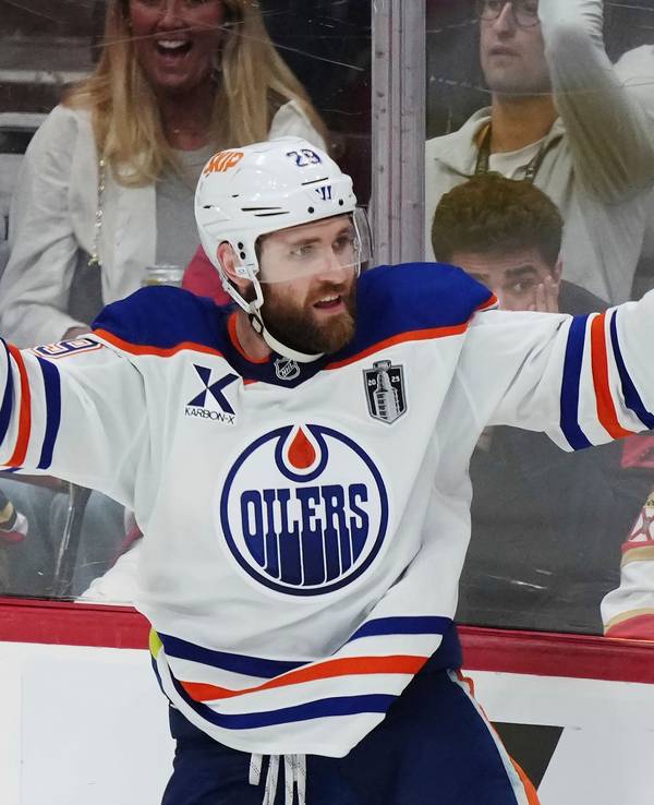 Leon Draisaitl jubelt mit erhobenen Armen.