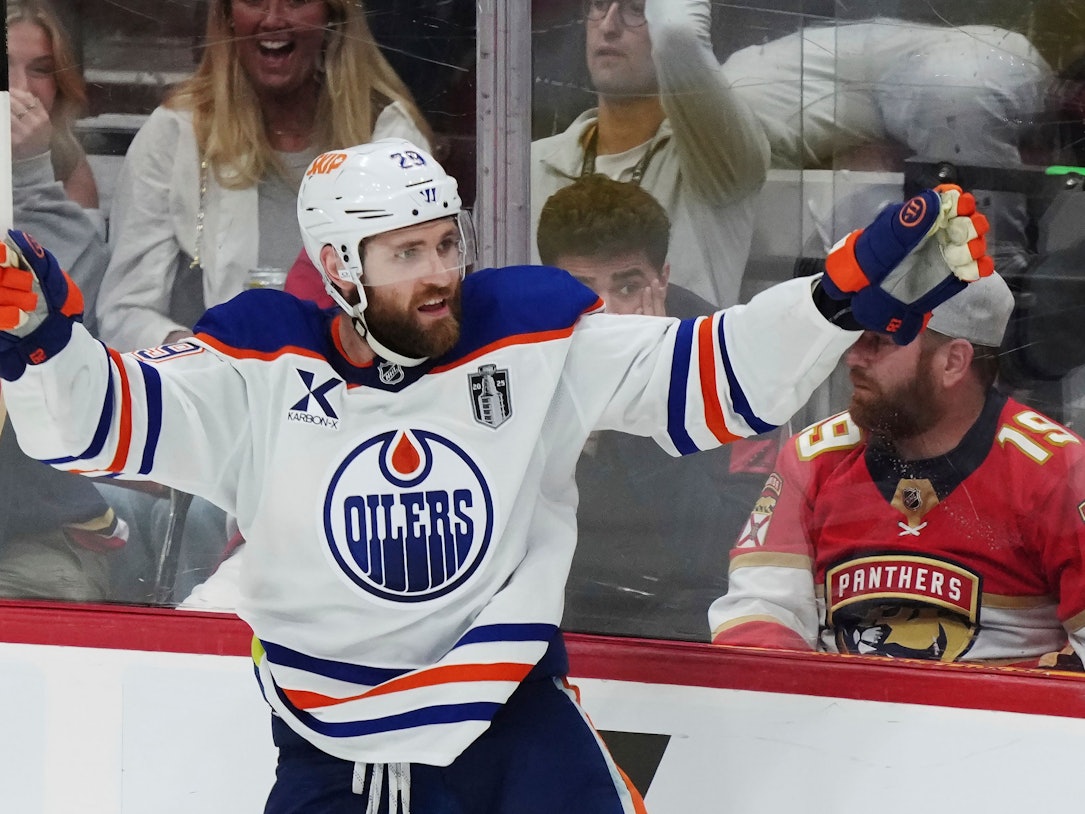 Leon Draisaitl jubelt mit erhobenen Armen.