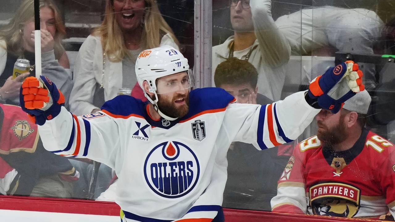 Leon Draisaitl jubelt mit erhobenen Armen.