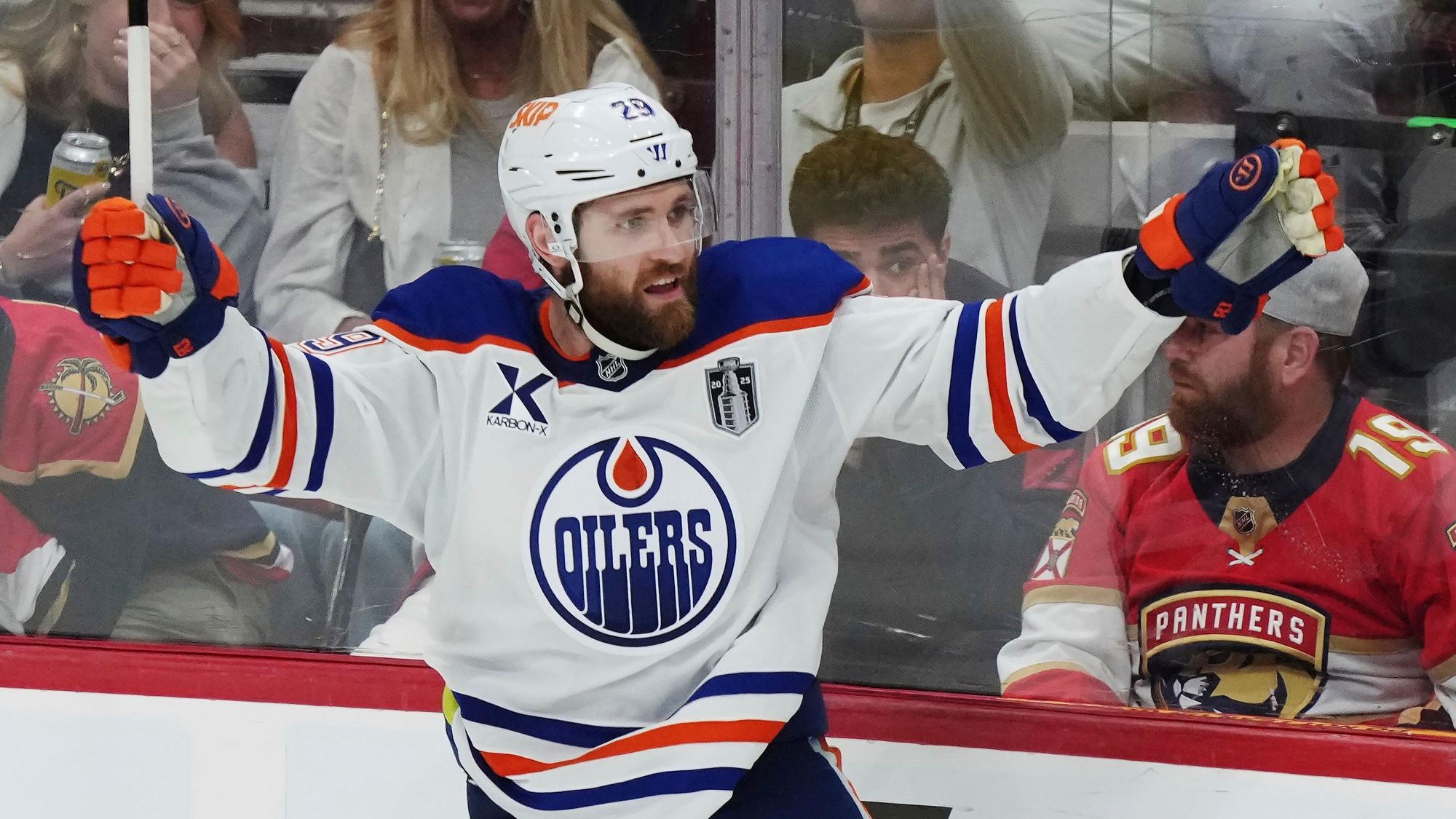 Leon Draisaitl jubelt mit erhobenen Armen.