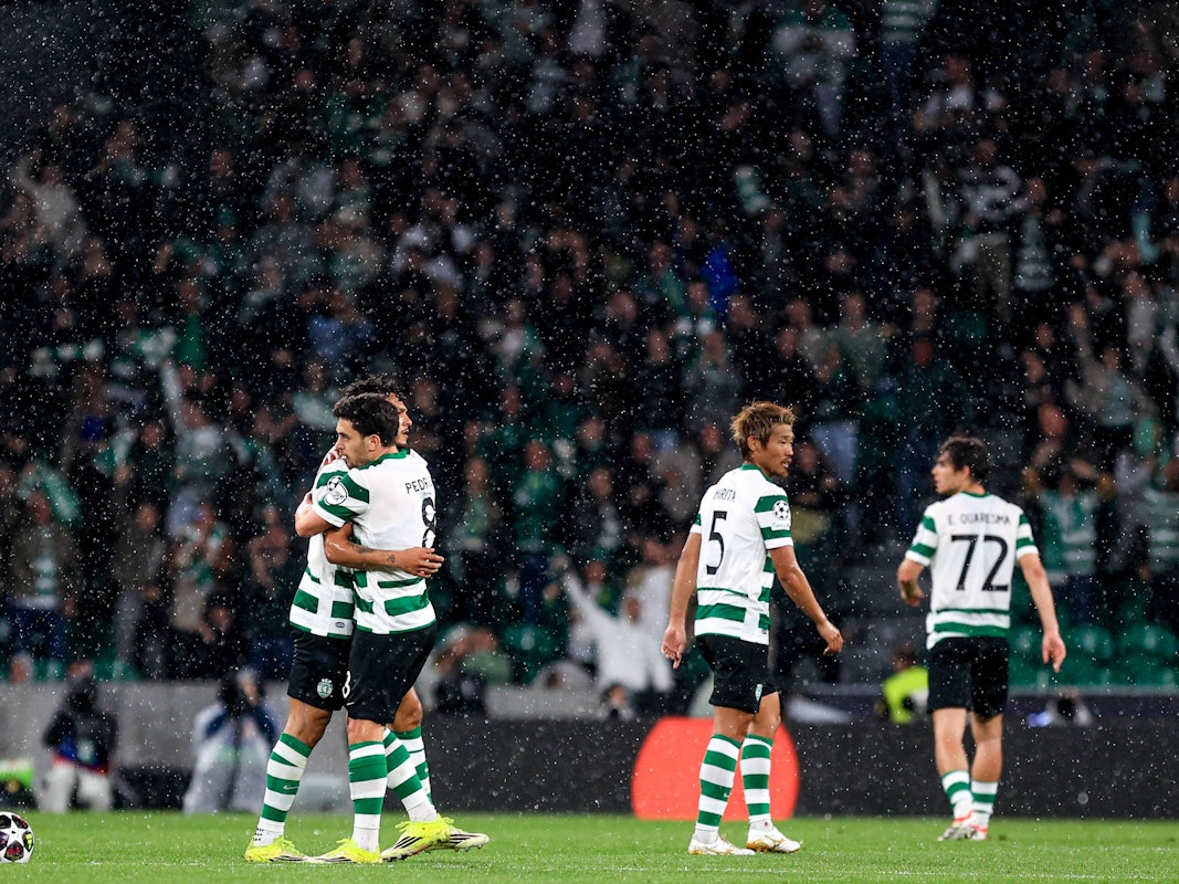 Die Mannschaft von Sporting Lissabon jubelt beim Spiel gegen