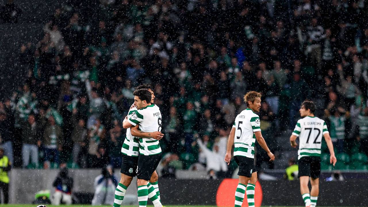 Die Mannschaft von Sporting Lissabon jubelt beim Spiel gegen