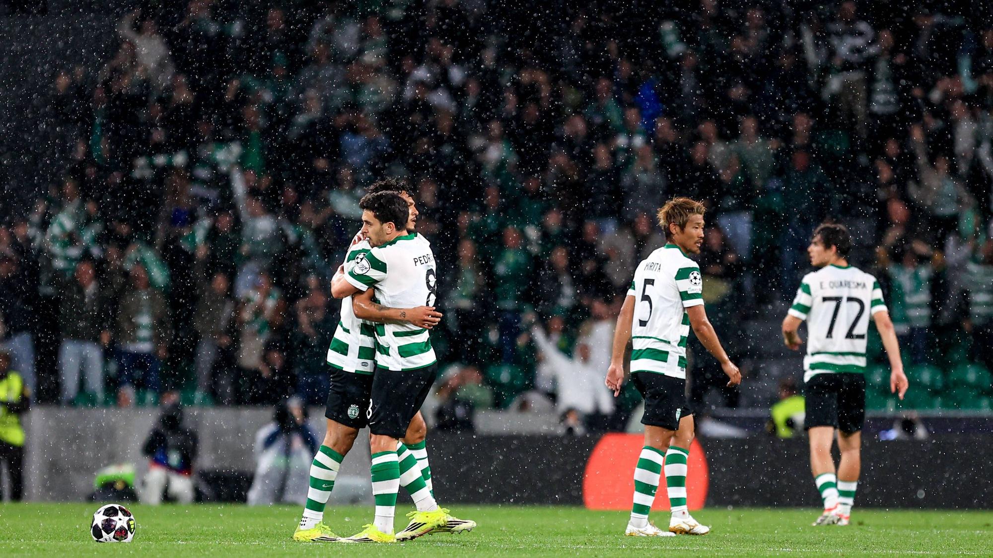 Die Mannschaft von Sporting Lissabon jubelt beim Spiel gegen