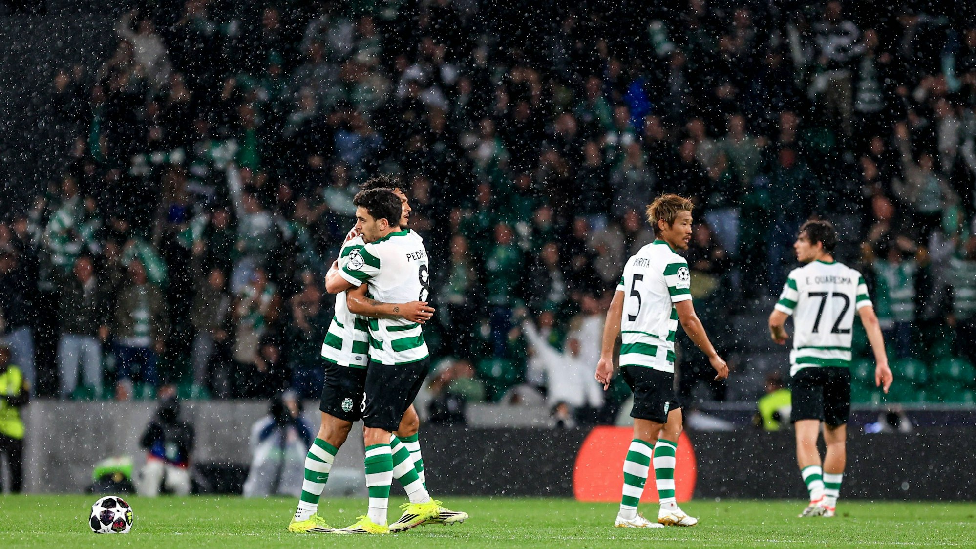 Die Mannschaft von Sporting Lissabon jubelt beim Spiel gegen