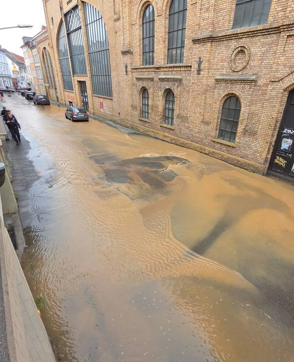 Die Vietorstraße in Köln-Kalk steht unter Wasser.