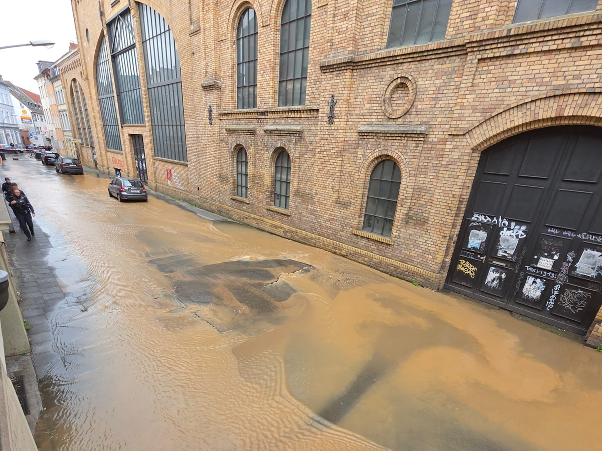 Die Vietorstraße in Köln-Kalk steht unter Wasser.