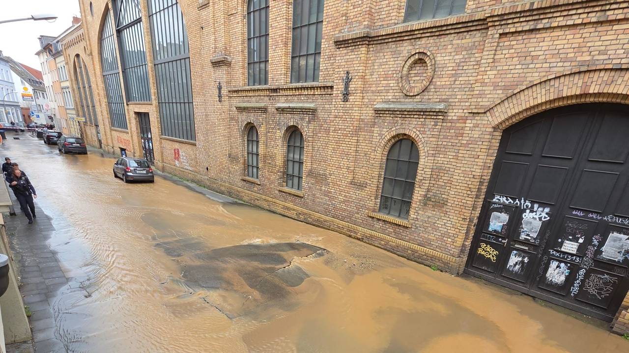 Die Vietorstraße in Köln-Kalk steht unter Wasser.