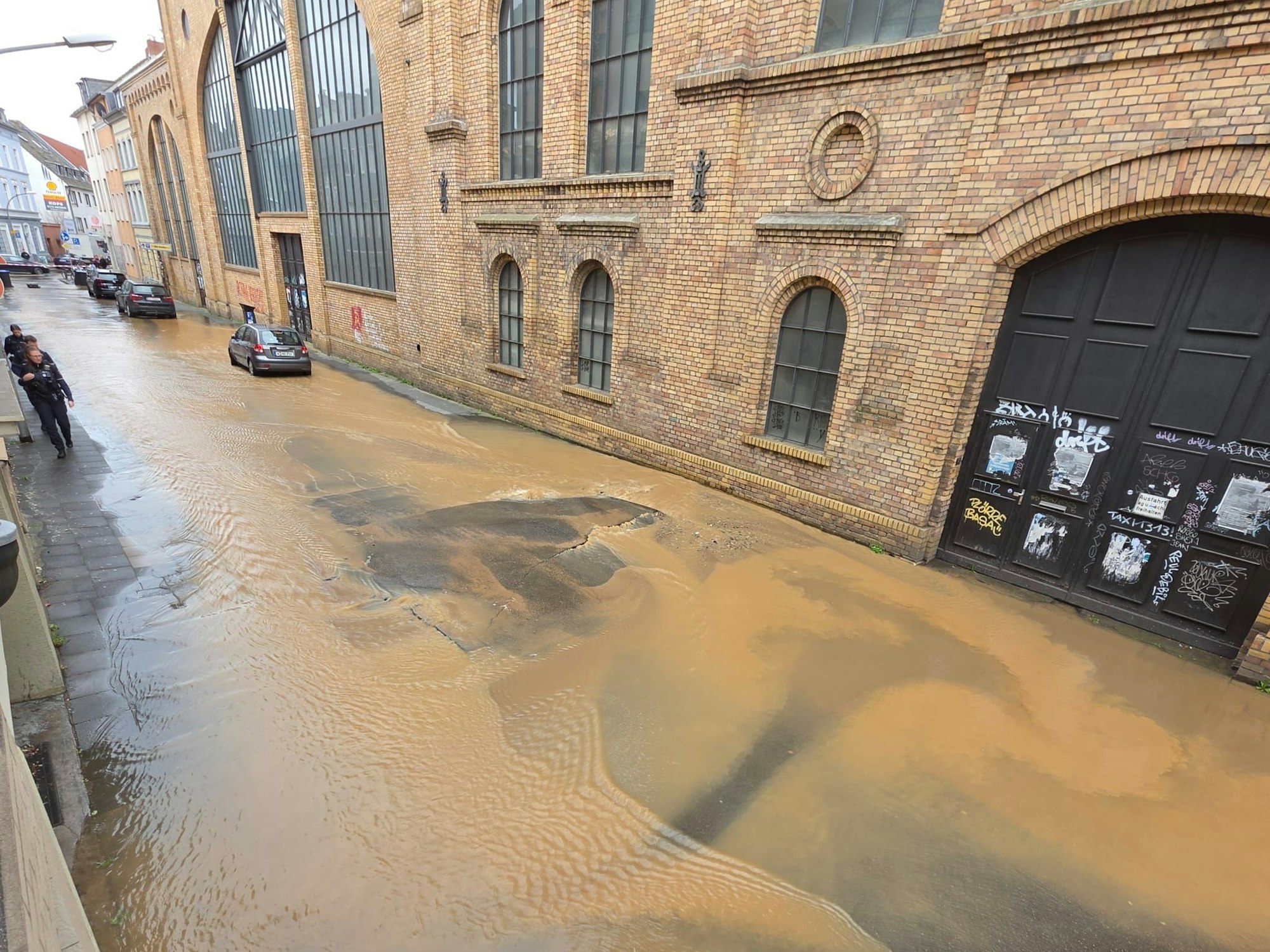 Die Vietorstraße in Köln-Kalk steht unter Wasser.