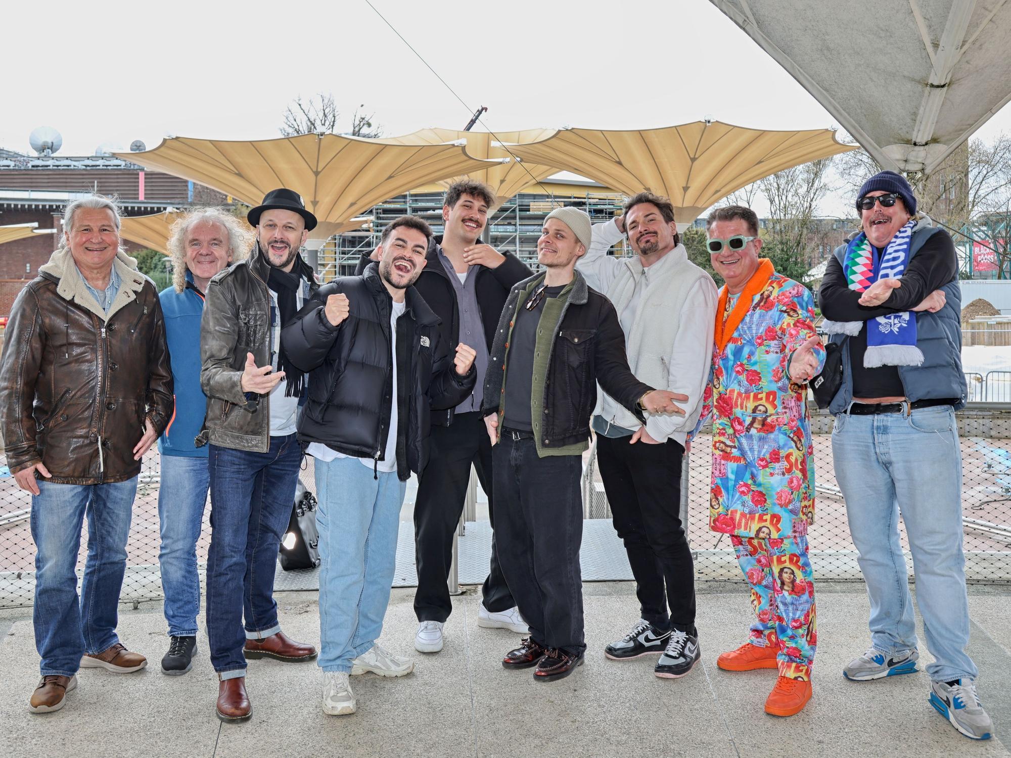 Gruppenbild der Künstler im Tanzbrunnen.