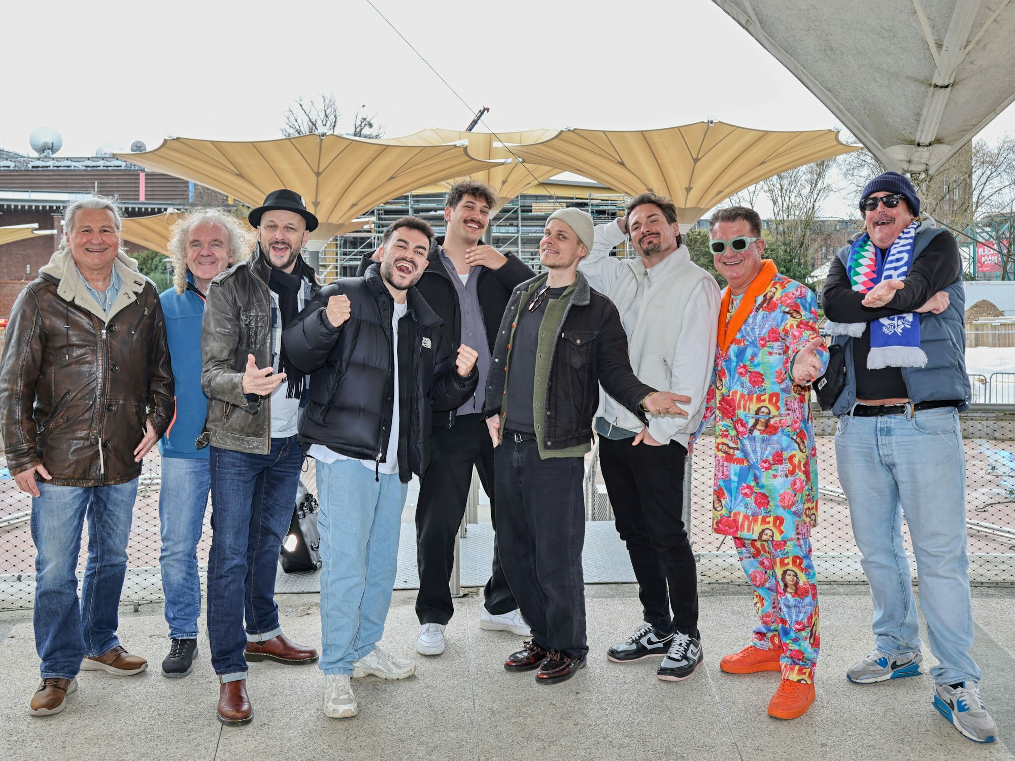 Gruppenbild der Künstler im Tanzbrunnen.