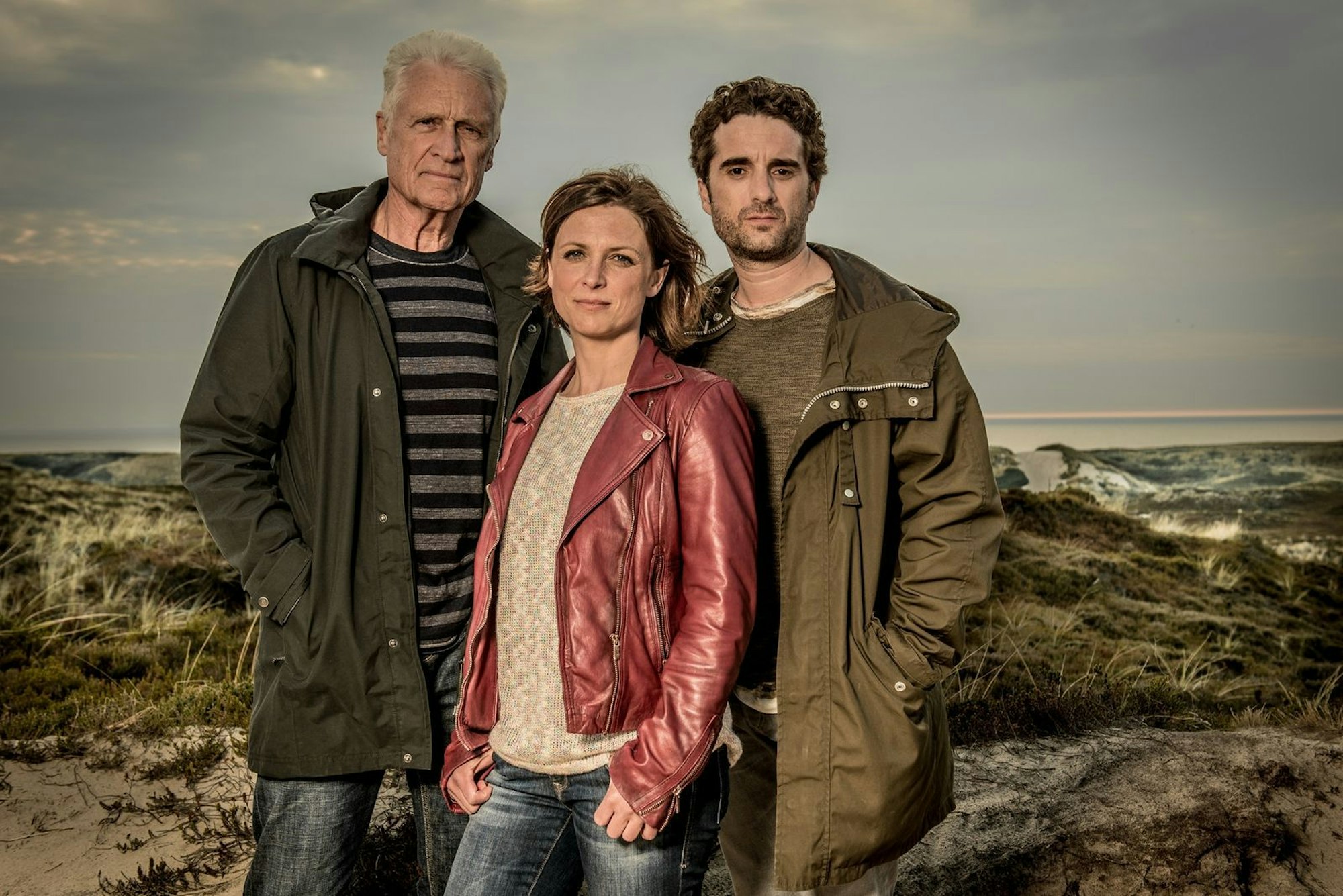In den Jahren 2011 bis 2018 war noch Theo Clüver (Robert Atzorn, links) der Chef von Ina Behrendsen (Julia Brendler) und Hinnerk Feldmann (Oliver Wnuk) bei der Sylter Polizei. Danach folgte ihm Kommissar Sievers. (Bild: ZDF / Gordon Timpen)
