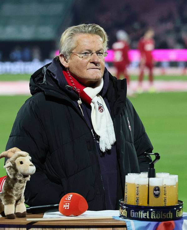 FC-Stadionsprecher Michael Trippel an seinem Moderatoren-Pult.