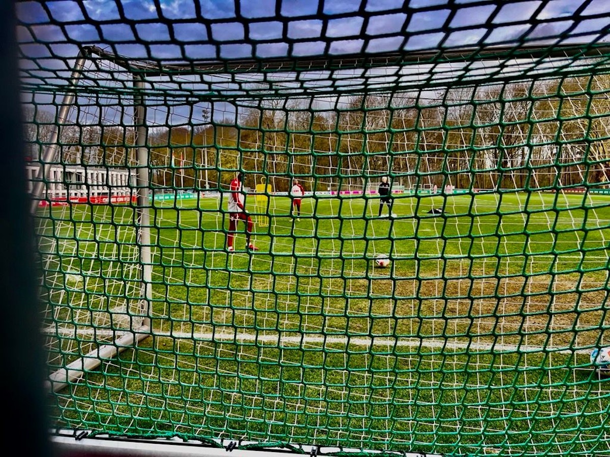 Sondereinheit von Youssoupha Niang und Ragnar Ache am Geißbockheim.